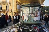 People at the memorial place La Flamme Liberté, Pont de l'Alma, 8. Arrondissement, Paris, France, Europe