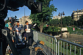 Menschen filmen an der Gedenkstätte Pont de l'Alma, 8. Arrondissement, Paris, Frankreich, Europa