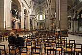 Stuhlreihen im Hauptschiff der Kirche Saint-Sulpice, 6. Arrondissement, Paris, Frankreich, Europa