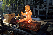 Nackte Puppe und alter Koffer auf dem Flohmarkt, Paris, Frankreich, Europa