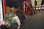 Afrikanische Passagiere aus Ghana auf dem Gare de Lyon, 12. Arrondissement, Paris, Frankreich, Europa