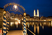 Zürich Dammerung an der Limmat, Grossmünster, Pier beim Hotel Storchen