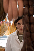 Frau verkauft Wurst an Marktstand, Santa Maria del Cami, Mallorca, Balearen, Spanien, Europa