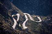 Oldtimer auf Serpentinen der Sa Calobra Bergstraße im Serra de Tramuntana Gebirge, Rally Classico Isla Mallorca, Mallorca, Balearen, Spanien, Europa