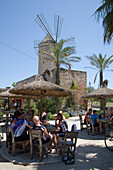 Terrasse und Windmühle des Moli d'eu Pau Sineu Restaurant, Sineu, Mallorca, Balearen, Spanien, Europa