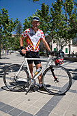 Radfahrer an der Esporles Plaza, Esporles, Mallorca, Balearen, Spanien, Europa
