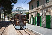 Der Rote Blitz (Eisenbahn zwischen Palma und Soller) im Bahnhof von Bunyola, Mallorca, Balearen, Spanien, Europa