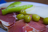 Pa amb Oli Schinkenbrot mit Olivenöl in der Sa Placa Can Jordi Bar, Puigpunyent, Mallorca, Balearen, Spanien, Europa
