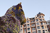 Puppy, sculpture by Jeff Koons, at Guggenheim Museumin front of house buildings. Bilbao. Biscay, Spain