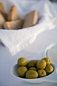 Oliven mit Brot im Playa Restaurant, Colonia de Sant Pere, Mallorca, Balearen, Spanien, Europa