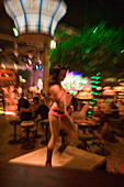 Junge Frau beim Tabledance im MegArena Partykeller der Mega Park Disco nahe Ballermann, El Arenal, Playa de Palma, Mallorca, Balearen, Spanien, Europa