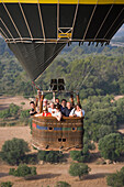 Luftaufnahme von Passagieren im Korb von Mallorca Balloons Warsteiner Heißluftballon, nahe Manacor, Mallorca, Balearen, Spanien, Europa