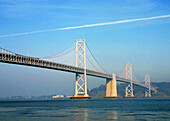 Amerika, Außen, Bay Bridge, Brücke, Brücken, Farbe, Hängebrücke, Hängebrücken, Horizontal, Ingenieurwesen, Ingenieurwissenschaft, Kalifornien, Länder, Meer, Nordamerika, Oakland Bay Bridge, Plätze der Welt, Reisen, San Francisco, Stadt, Städte, Tageszeit,