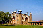 Approaching the Darwaza (gateway) to the Taj Mahal, Agra, Uttar Pradesh, India