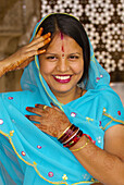 Smiling Indian woman in sari, Amber Palace, Amber (near Jaipur), Rajasthan, India