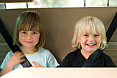 Zwei Mädchen (2-4 Jahre) sitzen in einem Wohnmobil