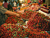 Frau kostet Erdbeeren auf dem Großmarkt, Baguio, Benguet Provinz, Luzon, Philippinen, Asien