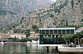 Modernes Restaurant in Kotor, Bucht von Kotor, Montenegro