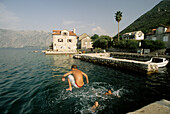 Kinder baden bei Stoliv, Bucht von Kotor, Montenegro