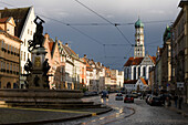 Maximilianstrasse mit Herkulesbrunnen,  Im Hintergrund die Ulrichskirchen, Basilika St. Ulrich und Afra, Augsburg, Bayern, Deutschland, Europa