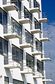 Balkone am Bauhaus Dessau, in der Gropiusallee in Dessau [entstand von 1925 bis 1926 nach Plänen von Walter Gropius als Schulgebäude für die Kunst-, Design- und Architekturschule Bauhaus. Seit 1996 Weltkulturerbe der UNESCO], Dessau, Sachsen-Anhalt, Deuts