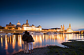 Paar betrachtet Brühlscher Terrasse, Frauenkirche, Akademie der Künste, Residenzschloss, Ständehaus und Hofkirche bei Nacht, Dresden, Sachsen, Deutschland