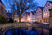 Brunnen und Fachwerkhäuser in Melsungen am Abend, Melsungen, Hessen, Deutschland, Europa