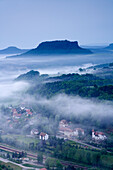Blick über Rathen auf den Lilienstein, Sächsische Schweiz, Elbsandsteingebirge, Sachsen, Deutschland, Europa