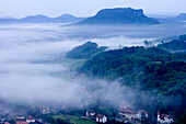 Blickt über Rathen auf den Lilienstein, Sächsische Schweiz, Elbsandsteingebirge, Sachsen, Deutschland, Europa