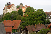 Burg Hohnstein über Bäumen und Fachwerkhäusern, Sächsische Schweiz, Elbsandsteingebirge, Sachsen, Deutschland, Europa