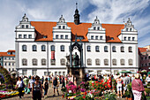 Luther Denkmal vor dem historischen Rathaus auf dem Marktplatz, Wittenberg, Sachsen-Anhalt, Deutschland, Europa