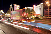 Las Vegas Boulevard, The Strip. Im Hintergrund New York Hotel and Casino und Monte Carlo Hotel and Casino, Las Vegas, Nevada, Vereinigte Staaten von Amerika
