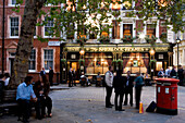 Sherlock Holmes Pub in der Northumberland Street, rote Briefkasten, London, England, Europa