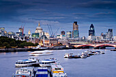 Blick von der Waterloo Bridge auf die Skyline von London, London, England, Europa