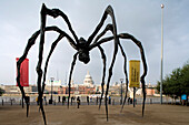 Skulptur einer Spinne von Louise Bourgeois vor der Tate Modern, St. Paul's Cathedral im Hintergrund, London, England, Europe