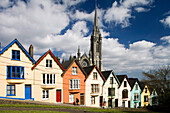 Häuserreihe mit Kathedrale im Hintergrund, West View in Cobh, County Cork, Irland, Europa
