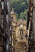 Main street and basilica of Santa Maria del Coro, San Sebastián. Guipúzcoa, Euskadi. Spain