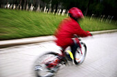 Action, Amusement, Back view, Bicycle, Bicycles, Bike, Bikes, Biking, Blurred, Boy, Boys, Caucasian, Caucasians, Child, Children, Color, Colour, Contemporary, Cycle, Cycles, Daytime, Dynamism, Exterior, Fast, Full-body, Full-length, Fun, Headgear, Helmet,