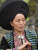 Ao Zhai Zao woman with traditional turban at local market in Ha Giang province. Northern Vietnam (april, 2006)