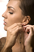 Junge Frau mit Ohrring