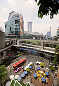 Erawan Schrein mit Skytrain, Hochbahn, Bangkok, Thailand