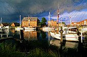 Boote im Hafen unter dunklen Wolken, Orth, Insel Fehmarn, Schleswig Holstein, Deutschland, Europa