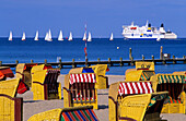 Strandkörbe am Strand im Sonnenlicht, Travemünde, Schleswig Holstein, Deutschland, Europa