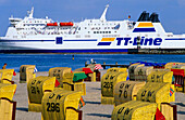 Blick über Strandkörbe am Strand auf eine Fähre, Travemünde, Schleswig Holstein, Deutschland, Europa