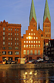 Giebelhäuser und Marienkirche im Licht der Abendsonne, Lübeck, Schleswig-Holstein, Deutschland, Europa