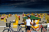 Mädchen mit Fahrrädern vor Strandkörben, Travemünde, Schleswig-Holstein, Deutschland, Europa