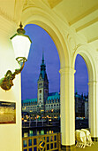 Europa, Deutschland, Hamburg, Alsterarkaden mit Blick auf das Hamburger Rathaus