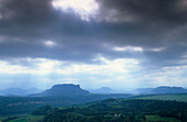 Europa, Deutschland, Sachsen, Blick von der Bastei Aussicht auf den Lilienstein, Sächsische Schweiz, Elbsandsteingebirge.
