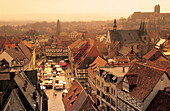 Europa, Deutschland, Sachsen-Anhalt, Quedlinburg, historische Altstadt mit Marktplatz, im Hintergrund Schlossberg mit Stiftskirche St. Servatius