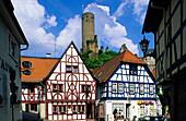 Europa, Deutschland, Hessen, Eppstein, Fachwerkhäuser mit Burgruine im Hintergrund